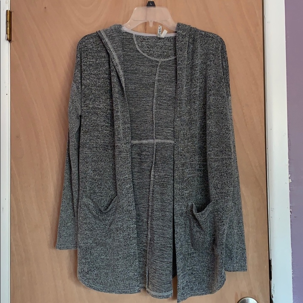 grey hoodied sweater